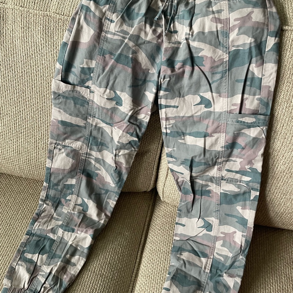 Girls Abercrombie pink and gray Camo cargo pants size 9/10 (tags on)
